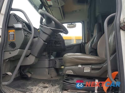 Piąte zdjęcie samochodu w środku: 2020 VOLVO VNR SEMI TRUCK VIN:4V4WC9EG7LN267336 - miniatura