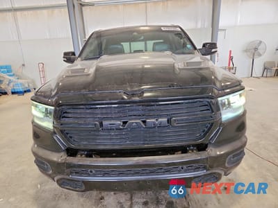 Piąte zdjęcie samochodu w środku: 2021 RAM 1500 LARAMIE VIN:1C6SRFJT8MN507237 - miniatura
