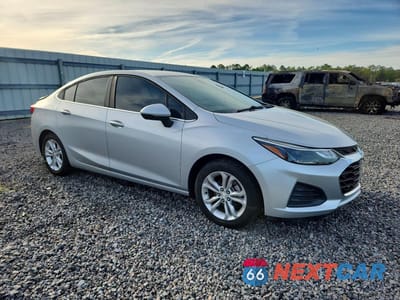 Czwarte zdjęcie samochodu z boku: 2019 CHEVROLET CRUZE LT VIN:1G1BE5SM6K7110027 - miniatura