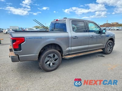 Trzecie zdjęcie samochodu z tyłu: 2025 FORD F150 LIGHTNING LARIAT VIN:1FT6W5L79SWG22059 - miniatura