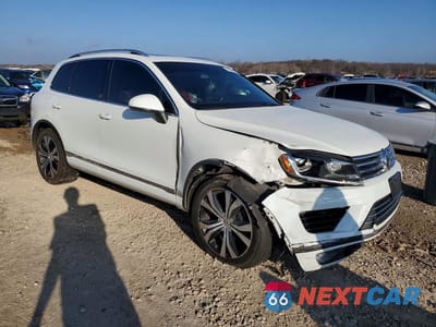 Czwarte zdjęcie samochodu z boku: 2017 VOLKSWAGEN TOUAREG WOLFSBURG VIN:WVGRF7BPXHD004534 - miniatura