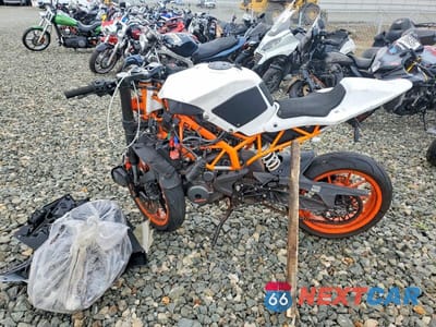 Trzecie zdjęcie samochodu z tyłu: 2015 KTM 390 DUKE VIN:MD2JYJ404FC215590 - miniatura