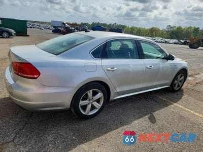 Trzecie zdjęcie samochodu z tyłu: 2015 VOLKSWAGEN PASSAT S VIN:1VWAS7A36FC095331 - miniatura