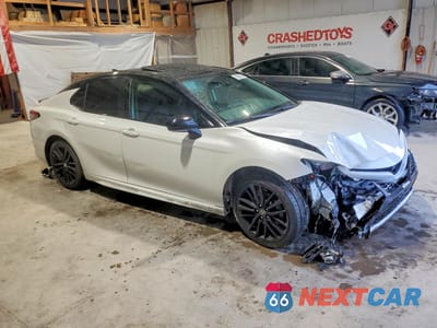 Czwarte zdjęcie samochodu z boku: 2022 TOYOTA CAMRY HYBRID XSE VIN:4T1K31AK6NU044442 - miniatura