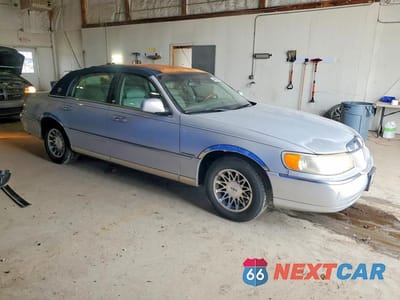 Czwarte zdjęcie samochodu z boku: 2001 LINCOLN TOWN CAR SIGNATURE VIN:1LNHM82W51Y613544 - miniatura