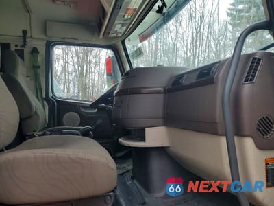 Piąte zdjęcie samochodu w środku: 2015 VOLVO VNL SEMI TRUCK VIN:4V4NC9DG2FN921371 - miniatura