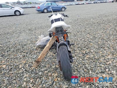 Czwarte zdjęcie samochodu z boku: 2015 KTM 390 DUKE VIN:MD2JYJ404FC215590 - miniatura