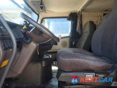 Piąte zdjęcie samochodu w środku: 2017 VOLVO VAH CAR HAULER TRUCK VIN:4V5RC9EJ7HN982631 - miniatura