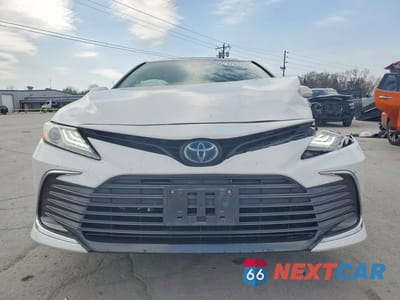 Piąte zdjęcie samochodu w środku: 2021 TOYOTA CAMRY HYBRID XLE VIN:4T1F31AKXMU569598 - miniatura