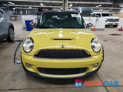 Piąte zdjęcie samochodu w środku: 2010 MINI COOPER S VIN:WMWMS3C57ATY50869 - miniatura