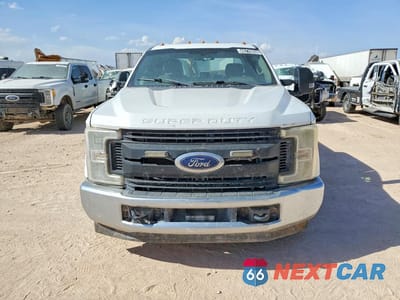 Piąte zdjęcie samochodu w środku: 2017 FORD F350 SUPER DUTY UTILITY / SERVICE TRUCK VIN:1FD7X3ET8HEE35986 - miniatura