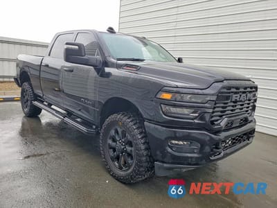 Czwarte zdjęcie samochodu z boku: 2025 RAM 2500 BIG HORN VIN:3C6UR5DJ1SG577276 - miniatura