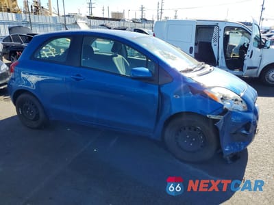 Czwarte zdjęcie samochodu z boku: 2010 TOYOTA YARIS BASE VIN:JTDJT4K35A5297698 - miniatura