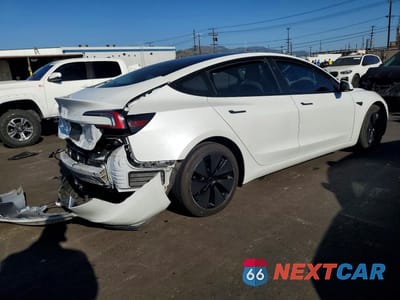 Trzecie zdjęcie samochodu z tyłu: 2024 TESLA MODEL 3 VIN:5YJ3E1EB5RF760454 - miniatura