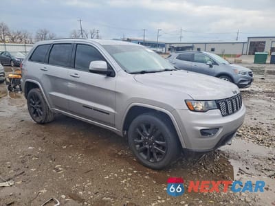 Czwarte zdjęcie samochodu z boku: 2020 JEEP GRAND CHEROKEE LAREDO VIN:1C4RJFAG5LC198371 - miniatura