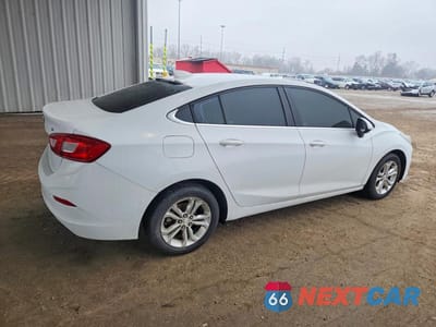 Trzecie zdjęcie samochodu z tyłu: 2019 CHEVROLET CRUZE LT VIN:1G1BE5SMXK7109592 - miniatura