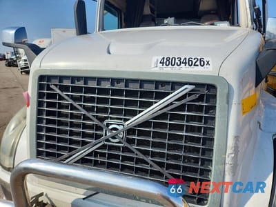 Zdjęcie 7 z 10 samochodu: 2014 VOLVO VNL SEMI TRUCK VIN:4V4NC9TG2EN176153 - miniatura