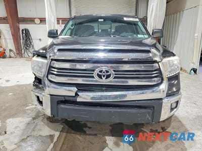 Piąte zdjęcie samochodu w środku: 2017 TOYOTA TUNDRA SR5 VIN:5TFUY5F19HX594730 - miniatura