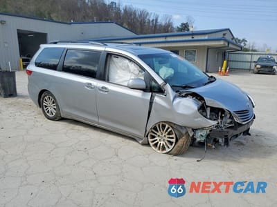 Czwarte zdjęcie samochodu z boku: 2017 TOYOTA SIENNA XLE 8-PASSENGER VIN:5TDYZ3DCXHS838558 - miniatura