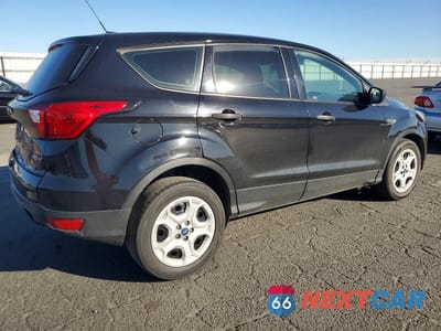 Trzecie zdjęcie samochodu z tyłu: 2019 FORD ESCAPE S VIN:1FMCU0F70KUB63065 - miniatura