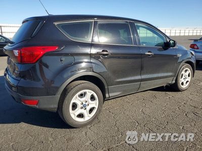 Trzecie zdjęcie samochodu z tyłu: 2019 FORD ESCAPE S VIN:1FMCU0F70KUB63065 - miniatura