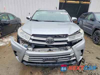 Piąte zdjęcie samochodu w środku: 2017 TOYOTA HIGHLANDER XLE VIN:5TDJZRFHXHS391808 - miniatura