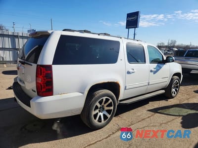 Trzecie zdjęcie samochodu z tyłu: 2011 CHEVROLET SUBURBAN K1500 LT VIN:1GNSKJE34BR115170 - miniatura