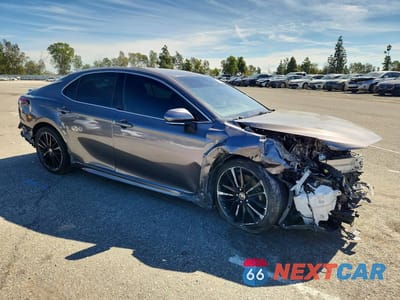 Czwarte zdjęcie samochodu z boku: 2022 TOYOTA CAMRY HYBRID XSE VIN:4T1K31AK1NU574267 - miniatura