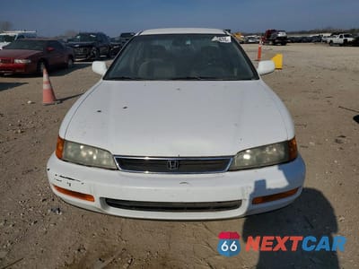 Piąte zdjęcie samochodu w środku: 1996 HONDA ACCORD LX VIN:1HGCD5637TA002523 - miniatura
