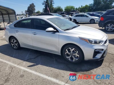 Czwarte zdjęcie samochodu z boku: 2021 KIA FORTE LXS VIN:3KPF24AD9ME387917 - miniatura