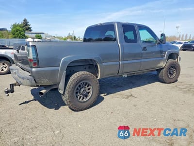 Trzecie zdjęcie samochodu z tyłu: 2001 CHEVROLET SILVERADO K2500 HEAVY DUTY VIN:1GCHK29101E230758 - miniatura