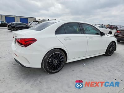 Trzecie zdjęcie samochodu z tyłu: 2022 MERCEDES-BENZ A 220 4MATIC VIN:W1K3G4FB3NJ373534 - miniatura