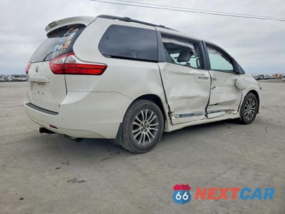 Trzecie zdjęcie samochodu z tyłu: 2018 TOYOTA SIENNA XLE PREMIUM 8-PASSENGER VIN:5TDYZ3DC8JS958025 - miniatura