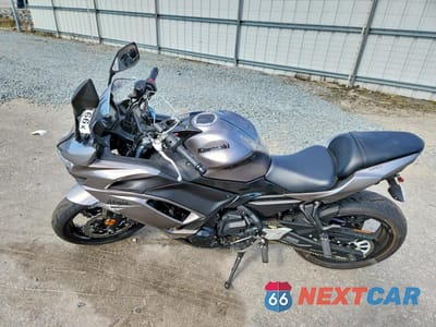 Trzecie zdjęcie samochodu z tyłu: 2021 KAWASAKI EX650 N VIN:ML5EXEN10MDA28845 - miniatura