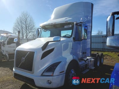 Drugie zdjęcie samochodu z przodu: 2020 VOLVO VNR SEMI TRUCK VIN:4V4WC9EG4LN266628 - miniatura