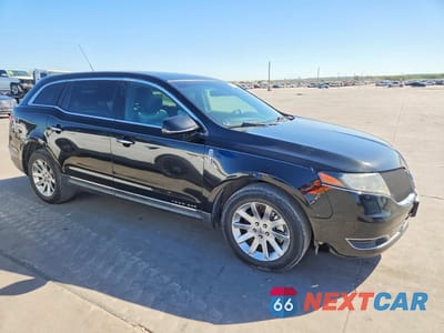 Czwarte zdjęcie samochodu z boku: 2013 LINCOLN TOWNHOUSE MKT VIN:2LMHJ5NK5DBL54611 - miniatura