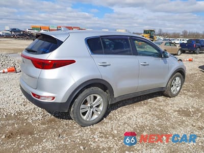 Trzecie zdjęcie samochodu z tyłu: 2019 KIA SPORTAGE LX VIN:KNDPMCAC1K7610559 - miniatura