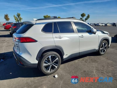 Trzecie zdjęcie samochodu z tyłu: 2023 TOYOTA COROLLA CROSS HYBRID XSE VIN:7MUFBABG1PV006164 - miniatura