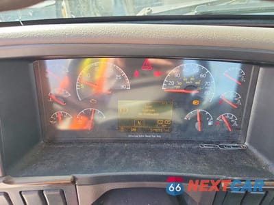 Zdjęcie 8 z 10 samochodu: 2017 VOLVO VNL SEMI TRUCK VIN:4V4N39TG6HN988155 - miniatura