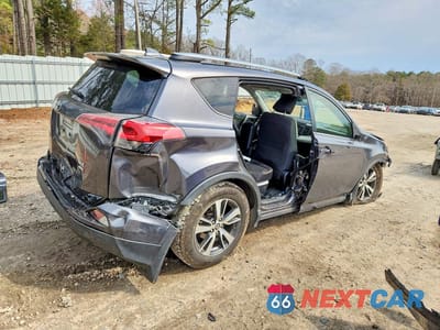 Trzecie zdjęcie samochodu z tyłu: 2018 TOYOTA RAV4 XLE VIN:JTMRFREV0JJ252180 - miniatura
