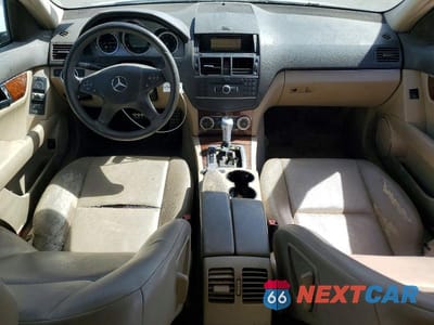 Zdjęcie 8 z 12 samochodu: 2011 MERCEDES-BENZ C 300 VIN:WDDGF5EBXBR156815 - miniatura