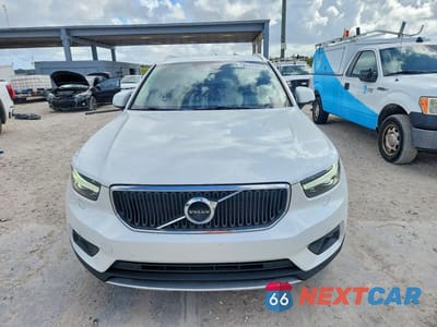 Piąte zdjęcie samochodu w środku: 2022 VOLVO XC40 T5 MOMENTUM VIN:YV4162UK1N2760053 - miniatura