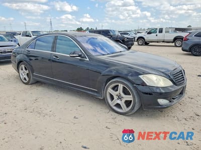 Czwarte zdjęcie samochodu z boku: 2009 MERCEDES-BENZ S 550 VIN:WDDNG71X09A282966 - miniatura