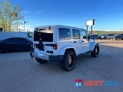 Czwarte zdjęcie samochodu z boku: 2013 JEEP WRANGLER UNLIMITED SAHARA VIN:1C4BJWEG1DL677366 - miniatura