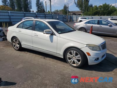 Czwarte zdjęcie samochodu z boku: 2008 MERCEDES-BENZ C 300 VIN:WDDGF54X98F090894 - miniatura