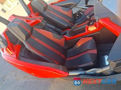 Zdjęcie 9 z 10 samochodu: 2015 POLS SLINGSHOT RED VIN:57XAAPFA2F5103076 - miniatura