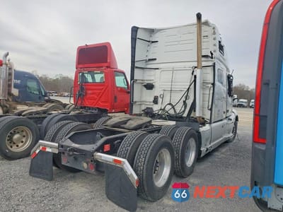 Czwarte zdjęcie samochodu z boku: 2020 VOLVO VNL SEMI TRUCK VIN:4V4NC9EH7LN229304 - miniatura