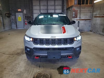 Piąte zdjęcie samochodu w środku: 2025 JEEP COMPASS TRAILHAWK VIN:3C4NJDDN3ST564134 - miniatura