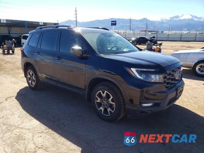 Czwarte zdjęcie samochodu z boku: 2023 HONDA PASSPORT TRAIL SPORT VIN:5FNYF8H63PB028265 - miniatura