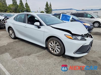 Czwarte zdjęcie samochodu z boku: 2022 TOYOTA CAMRY LE VIN:4T1C11AK2NU025235 - miniatura